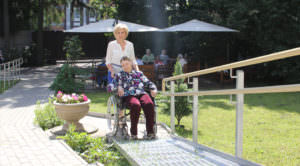 Уход за пожилыми инвалидами