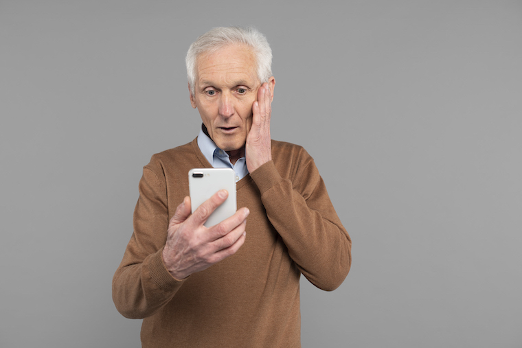 Как защитить пожилого человека от мошенников: схемы обмана и пошаговая инструкция защиты