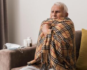 пожилой человек мёрзнет